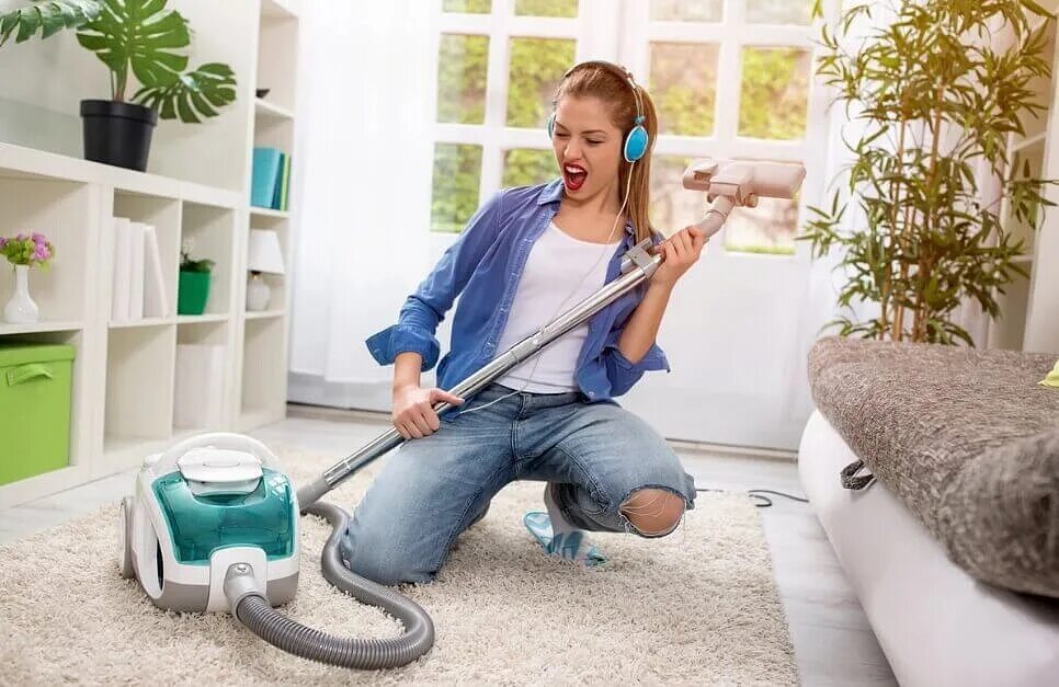 Home vacuum cleaner. Уборка. Уборка в доме. Женщина с пылесосом. Чистота в доме.