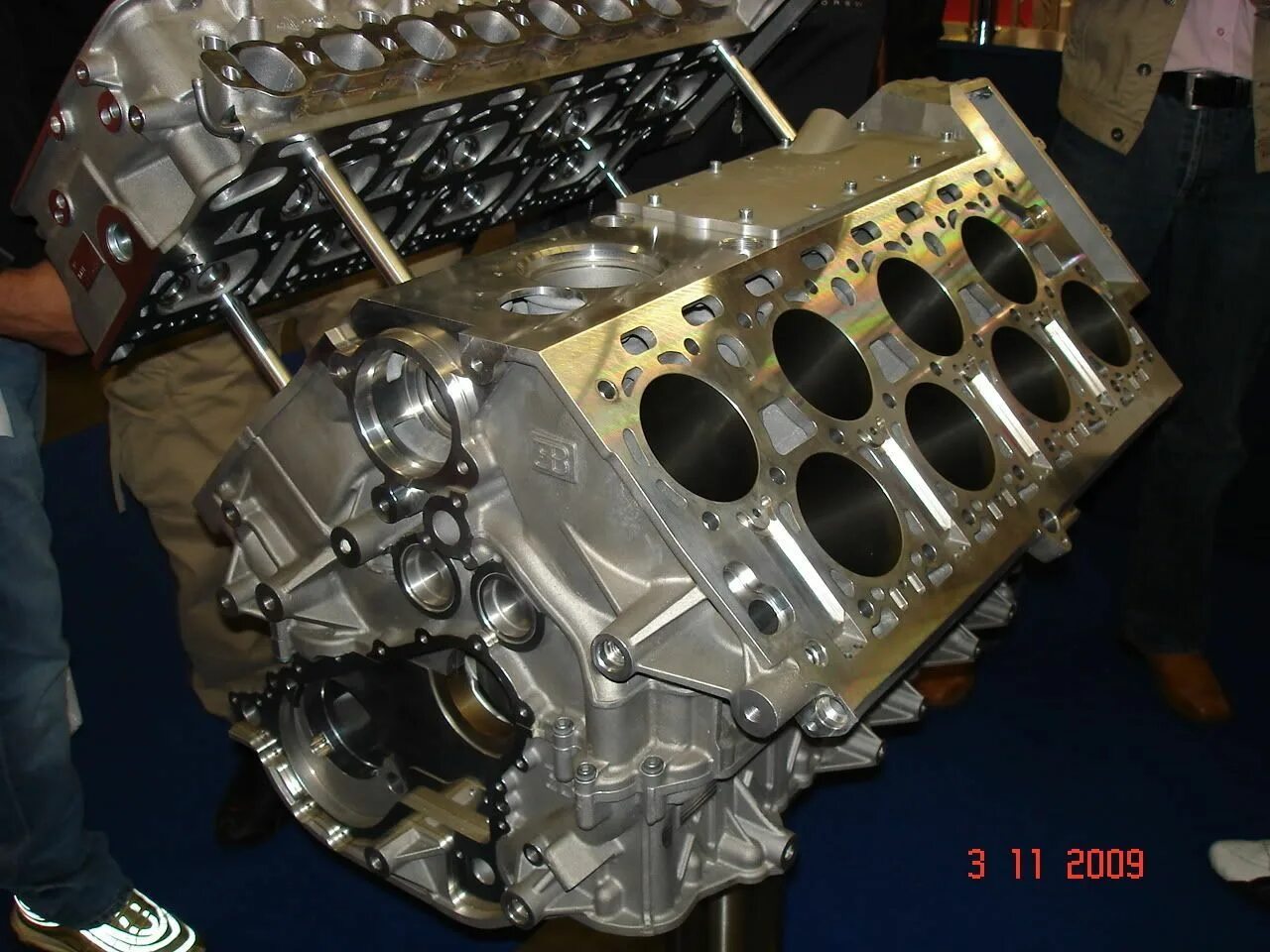 Двигатель долго. Bugatti veyron двигатель w16. bugatti veyron двигатель w12. w16 двигатель bugatti. v16 двигатель бугатти.