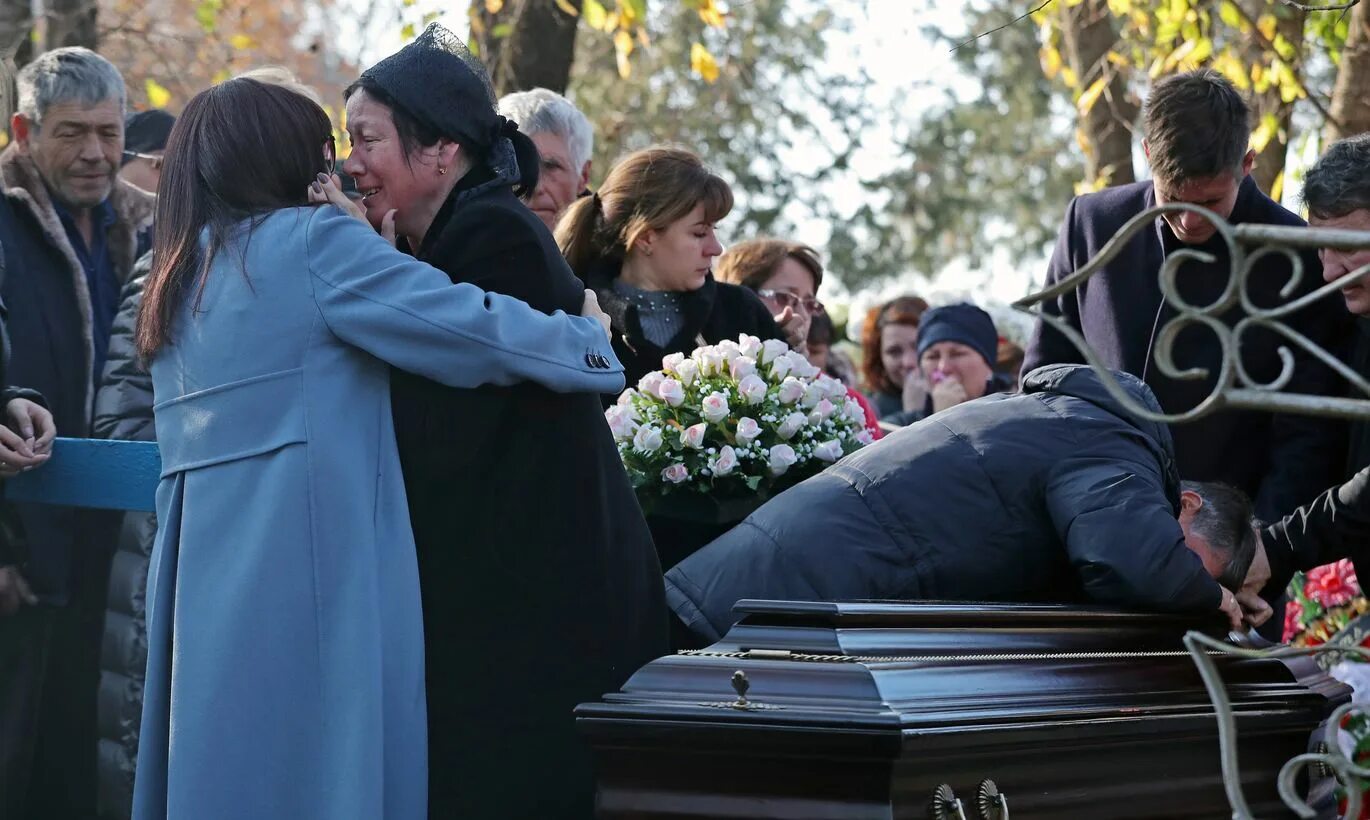 Что делают на похоронах родственникам. Похороны Анастасии Ещенко.