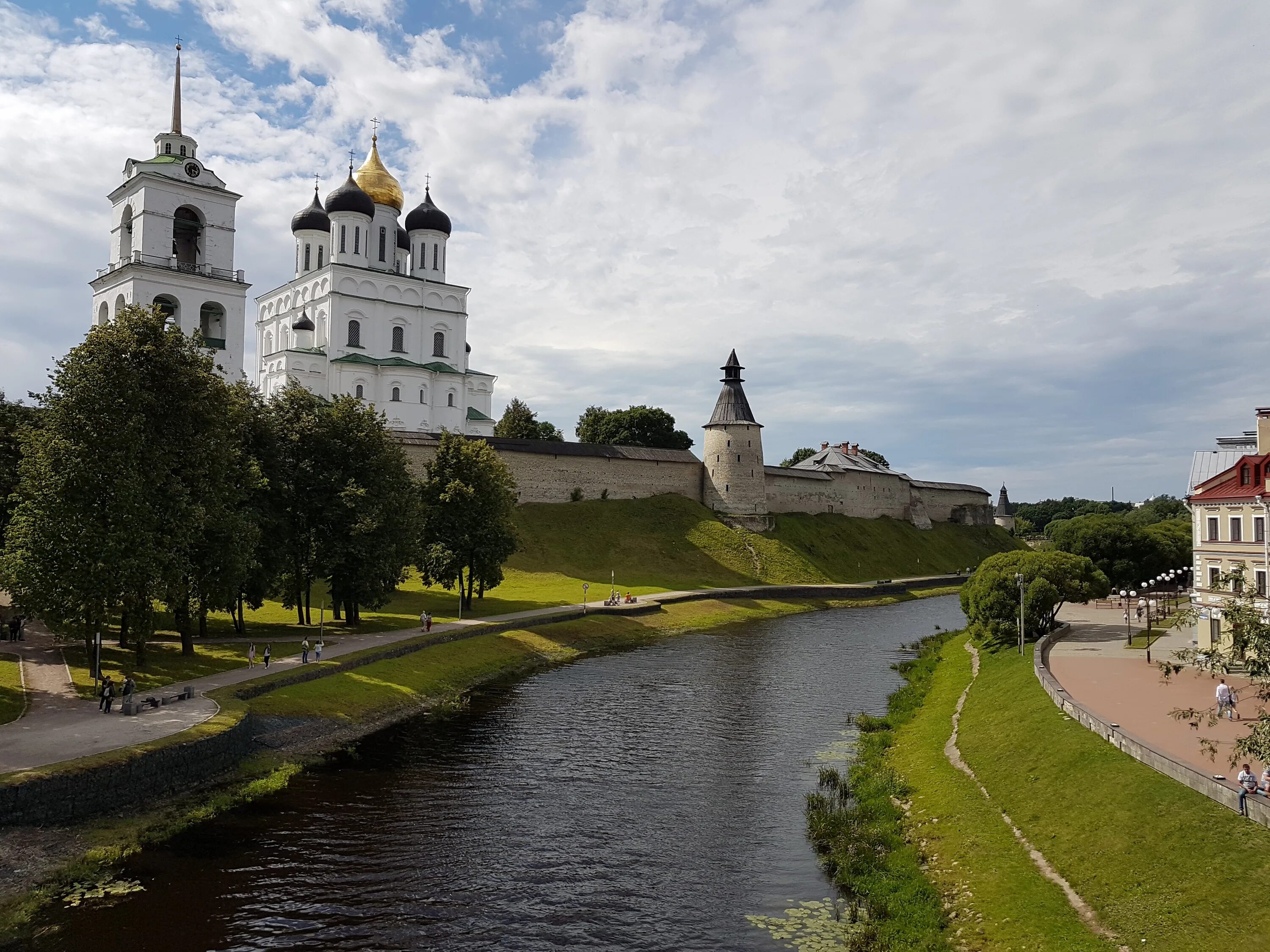 Городской сайт пскова. Река Милевка Псков. Парк реки Милевка Псков. Псковский Кремль. Парк Милевка Псков проект.