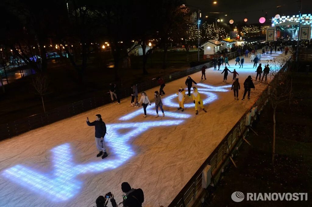 Московский городской каток. Каток парк Горького. Парк Горького Москва каток. Катки в Москве парк Горького. Парк Горького каток вечером.