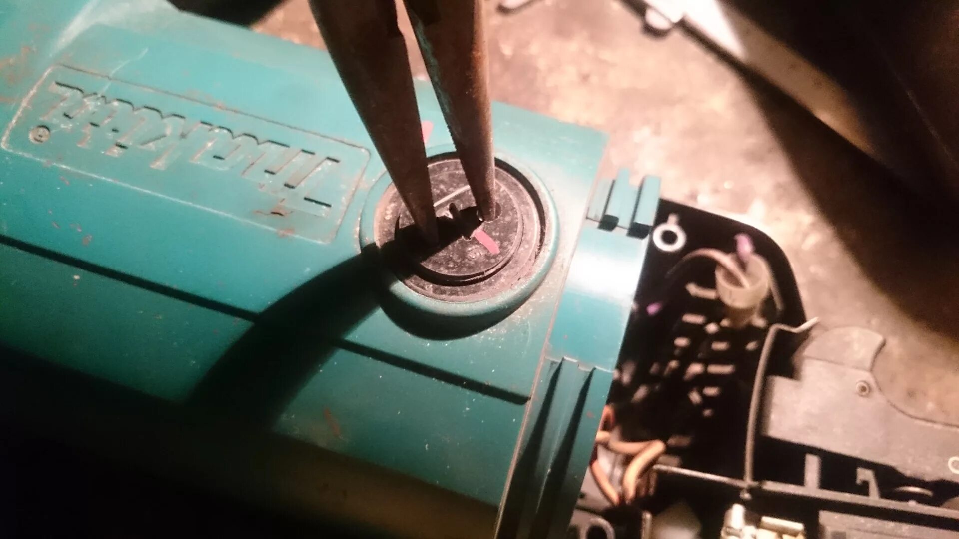 Как заменить щетки на мини пиле MAKITA CHAINSAW . PAID $45 . PARTIAL DISASSEMBLY . UC4000 . UC4051A YouTube