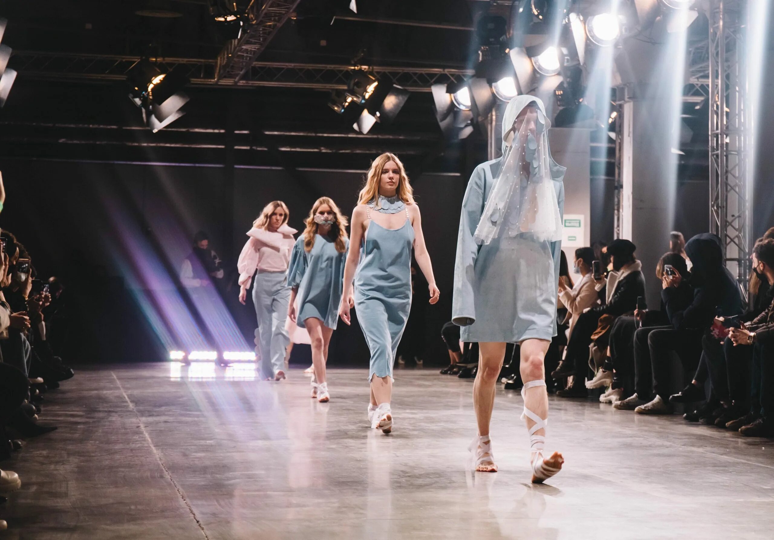 Московская неделя моды билеты. Мерседес фэшн Вик 2020 Москва. Mercedes Benz Fashion week 2022. Mercedes-Benz Fashion week Russia в Москве. Неделя моды Mercedes-Benz Fashion week.