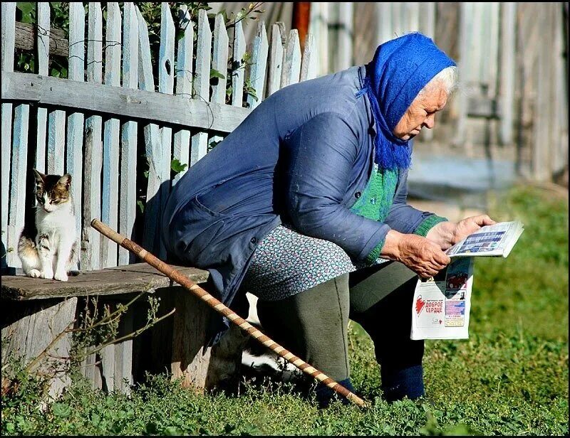 Читающее село. Бабушка с газетой. Деревенская бабушка. Бабушка сидит. Бабушка на даче.