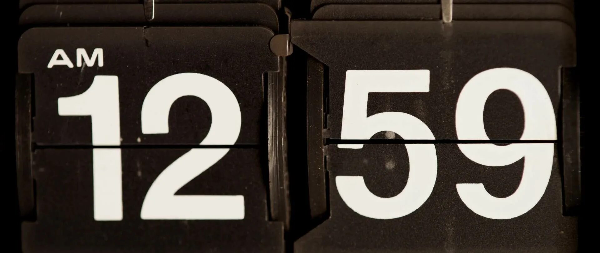 12 pm et по москве. Число 7 лщш3. 12 59 на часах. Электронные часы 12:00. 12:59 часы.