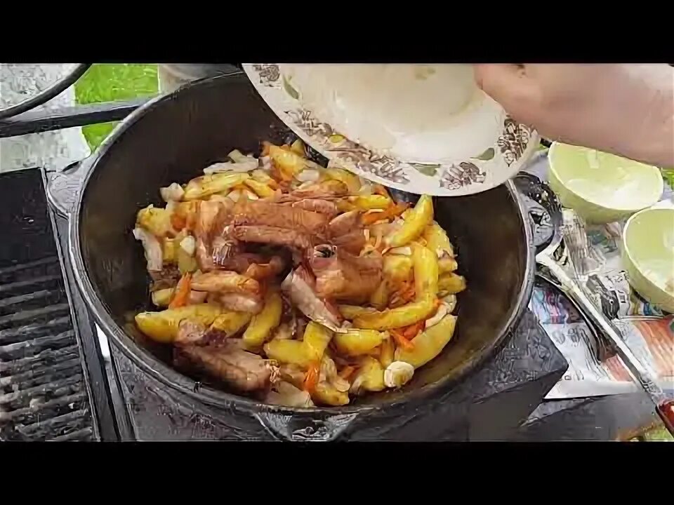 Рецепт свиных ребрышек с овощами в казане. Картошка с ребрышками в казане на костре. рёбрышки с картошкой в казане. рёбрышки в казане с картошкой и овощами на костре. рёбра свиные с картошкой в казане на костре.