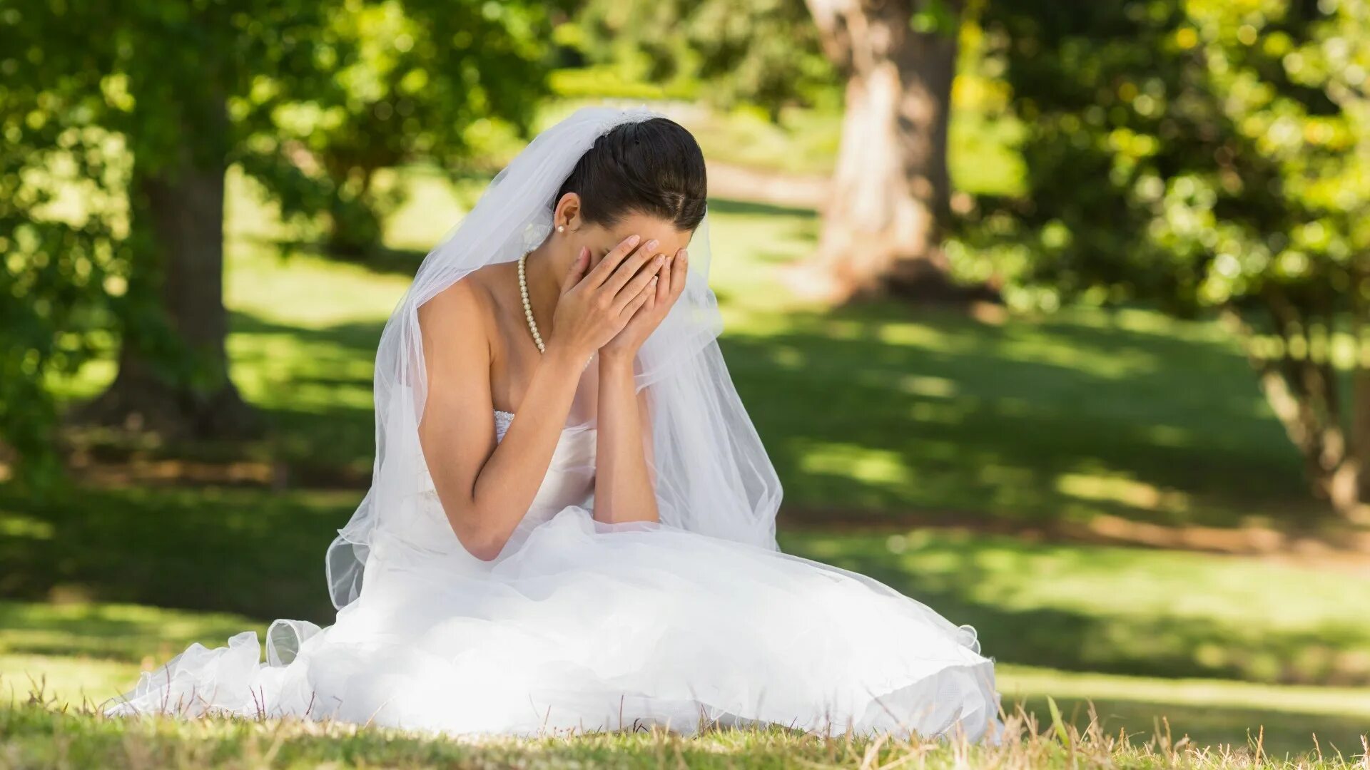 Невеста. Невеста сбежала со свадьбы. Плачущая невеста. Невеста плачет.