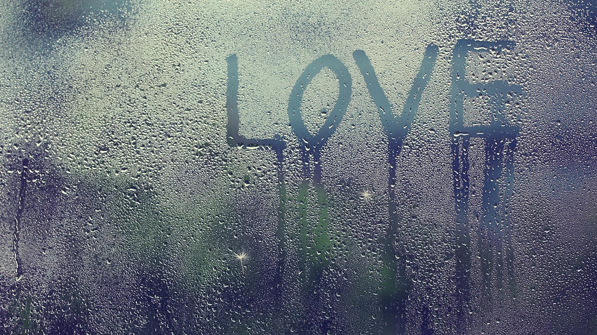мокрые буквы. на запотевшем стекле. шрифт вода. мокрые буквы. шрифт краской на заборе.
