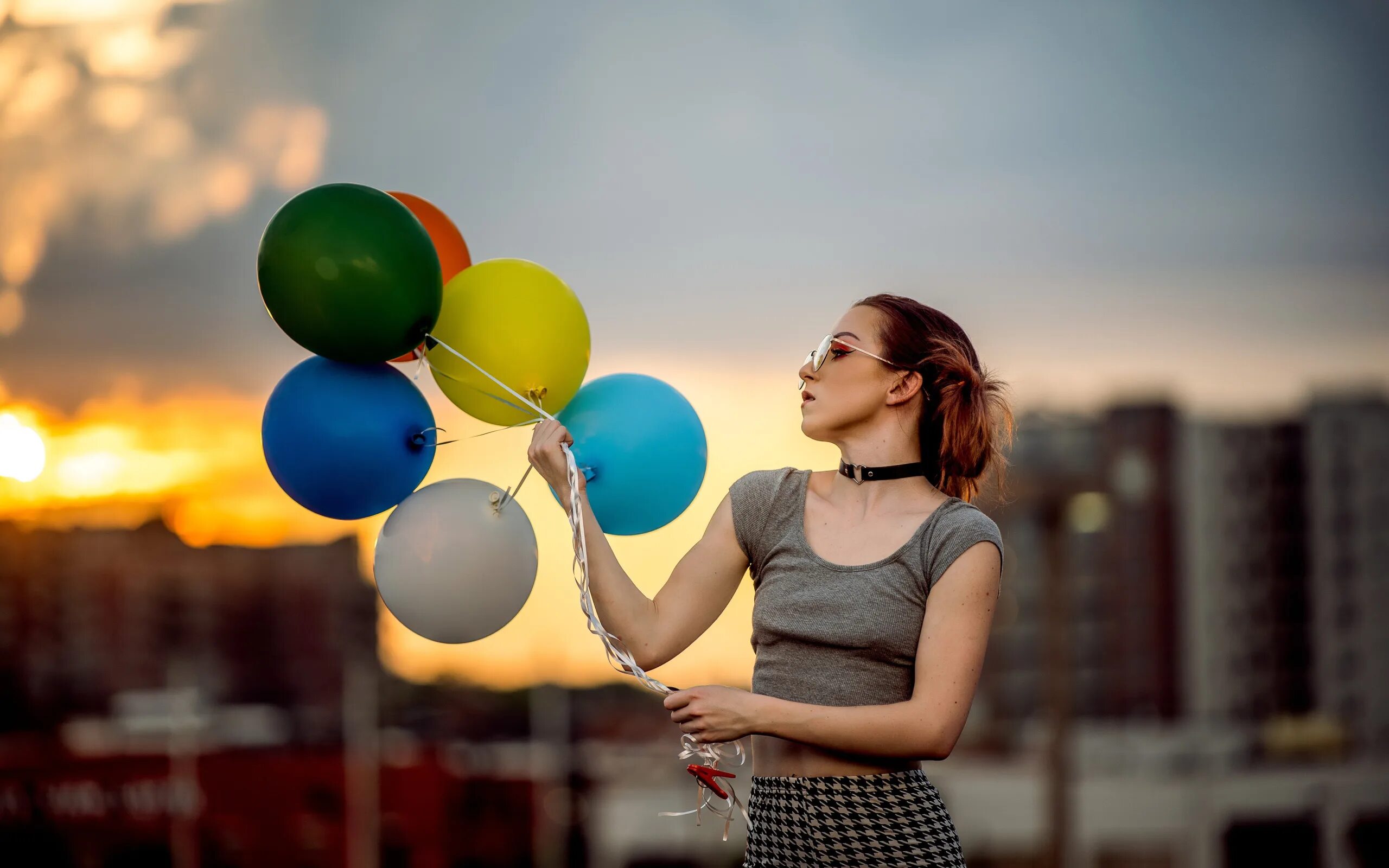 Женщина на воздушном шаре. Девушка с шариками. Девушка с воздушными шарами. Девушка с шариками воздушными. Левушка с шраиками.
