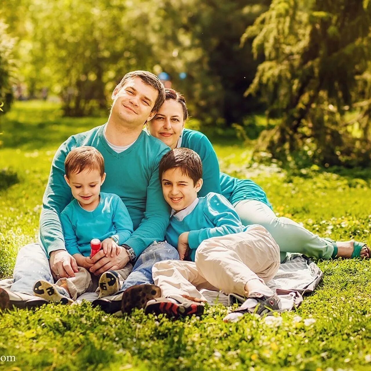 Private family. Семейная фотосессия. Семейная фотосессия на природе. Семейная фотосессия на природе летом. Фотосессия всей семьей на природе.