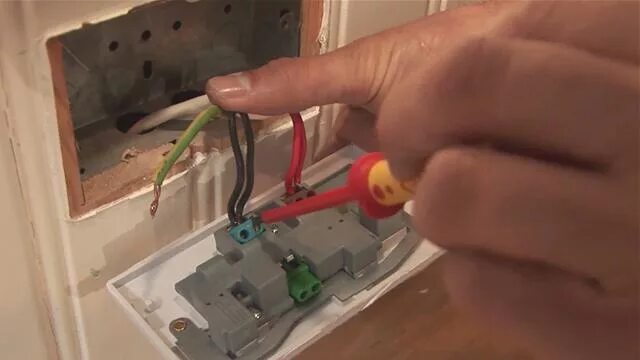 Как соединить розетку видео