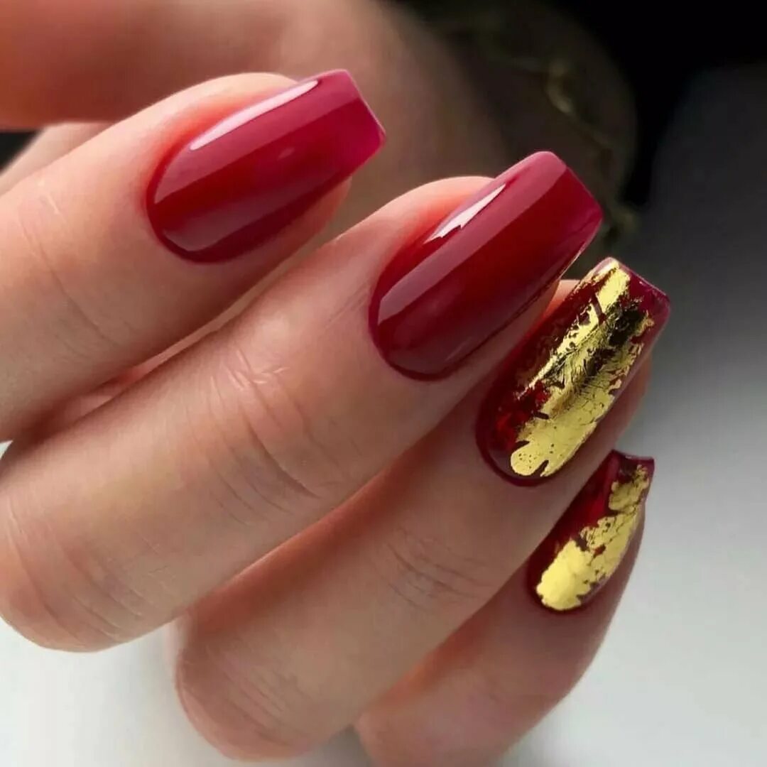 маникюр с фольгой. ногти красные с золотом. красный маникюр с фольгой. маникюр красный с золотом. маникюр красный с золотом.