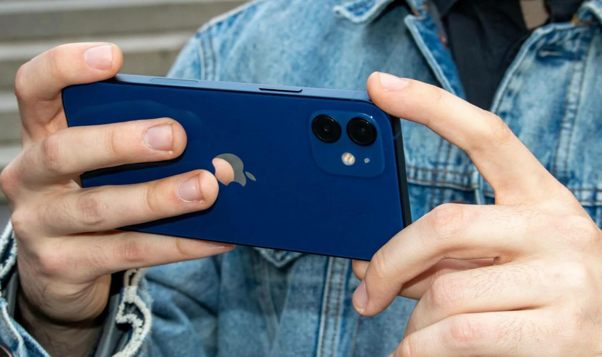 Даже айфон. Iphone 12 blue. iphone 14 pro max синий. iphone 14 blue. айфон 12 синий в руке.