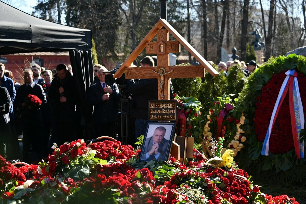 Жириновский умер дата. Памятник Жириновскому на кладбище. Новодевичье кладбище. Новодевичье кладбище знаменитости. Новодевичье кладбище в Москве могилы бандитов.