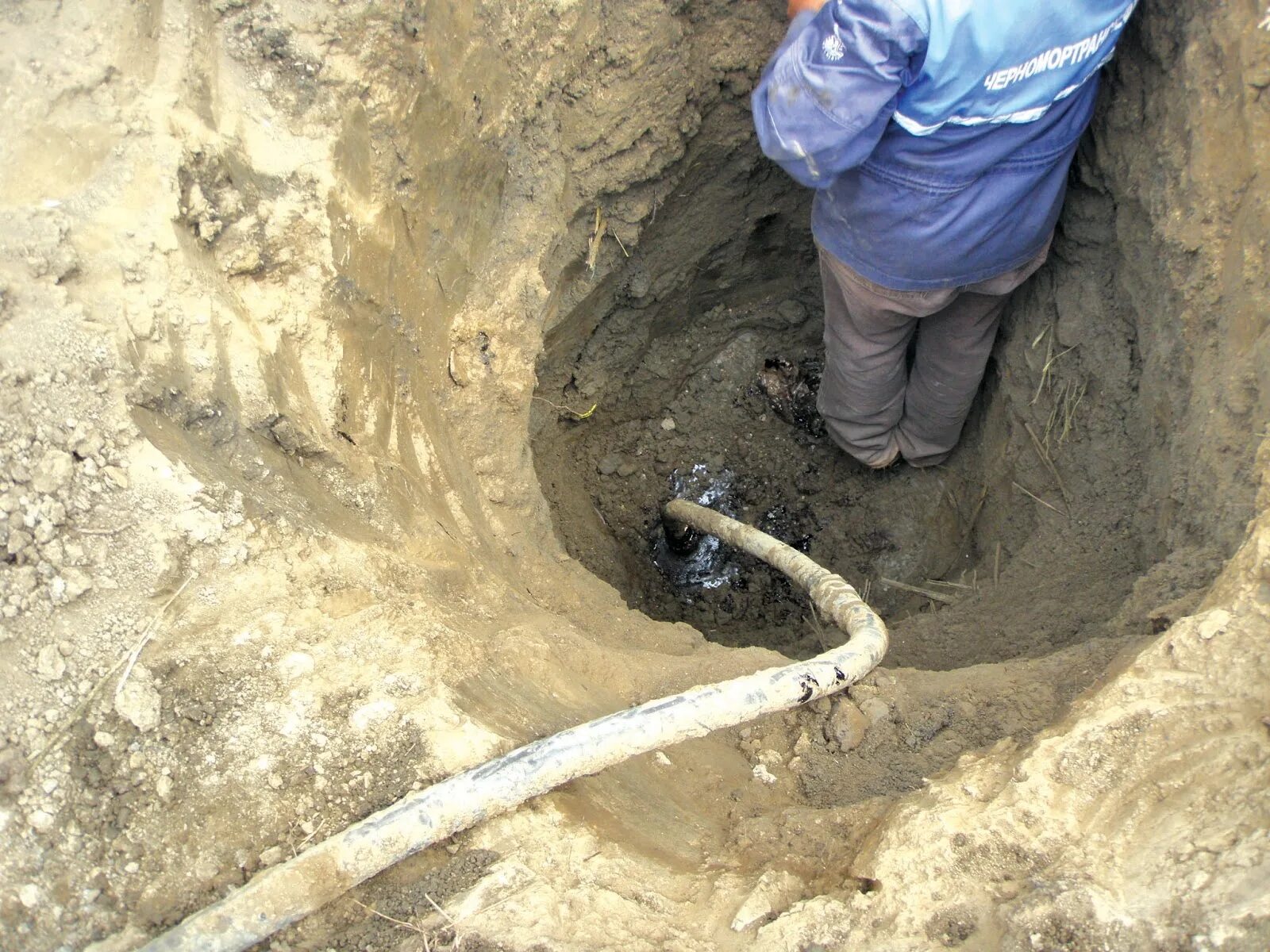 Несанкционированная врезка. Врезка в нефтепровод. врезка в магистральный нефтепровод. несанкционированные врезки в магистральные нефтепроводы. врезка в центральный водопровод в частном секторе.