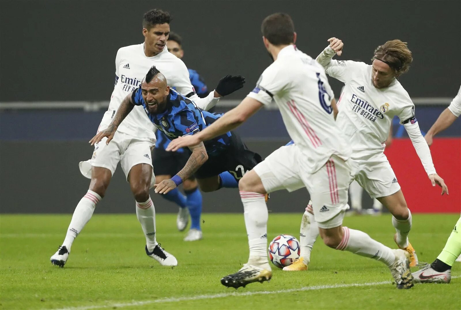 Реал мадрид против интер. Real madrid vs milan. Реал мадрид 2010. Real madrid vs milan. Реал мадрид интер афиша.