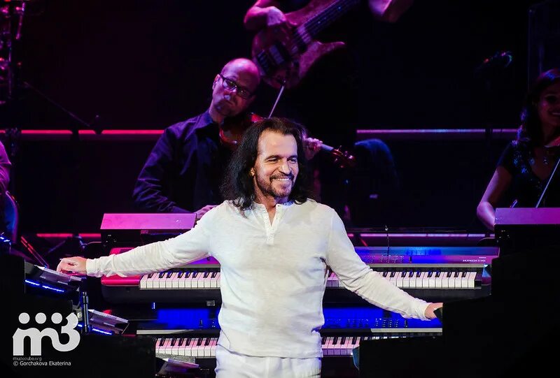 Янни хрисомаллис концерт. Yanni 2022. Янни греческий композитор. Янни хрисомаллис 2021.