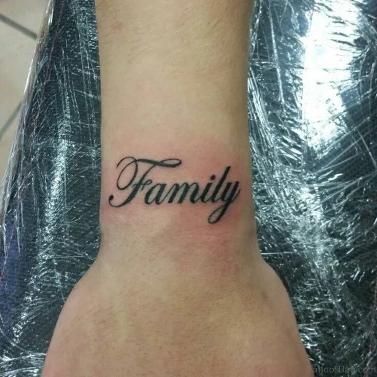 Тату надпись family. Татуировки надпись семья. Тату family на руке мужские. Тату надпись про семью. Тату надписи.