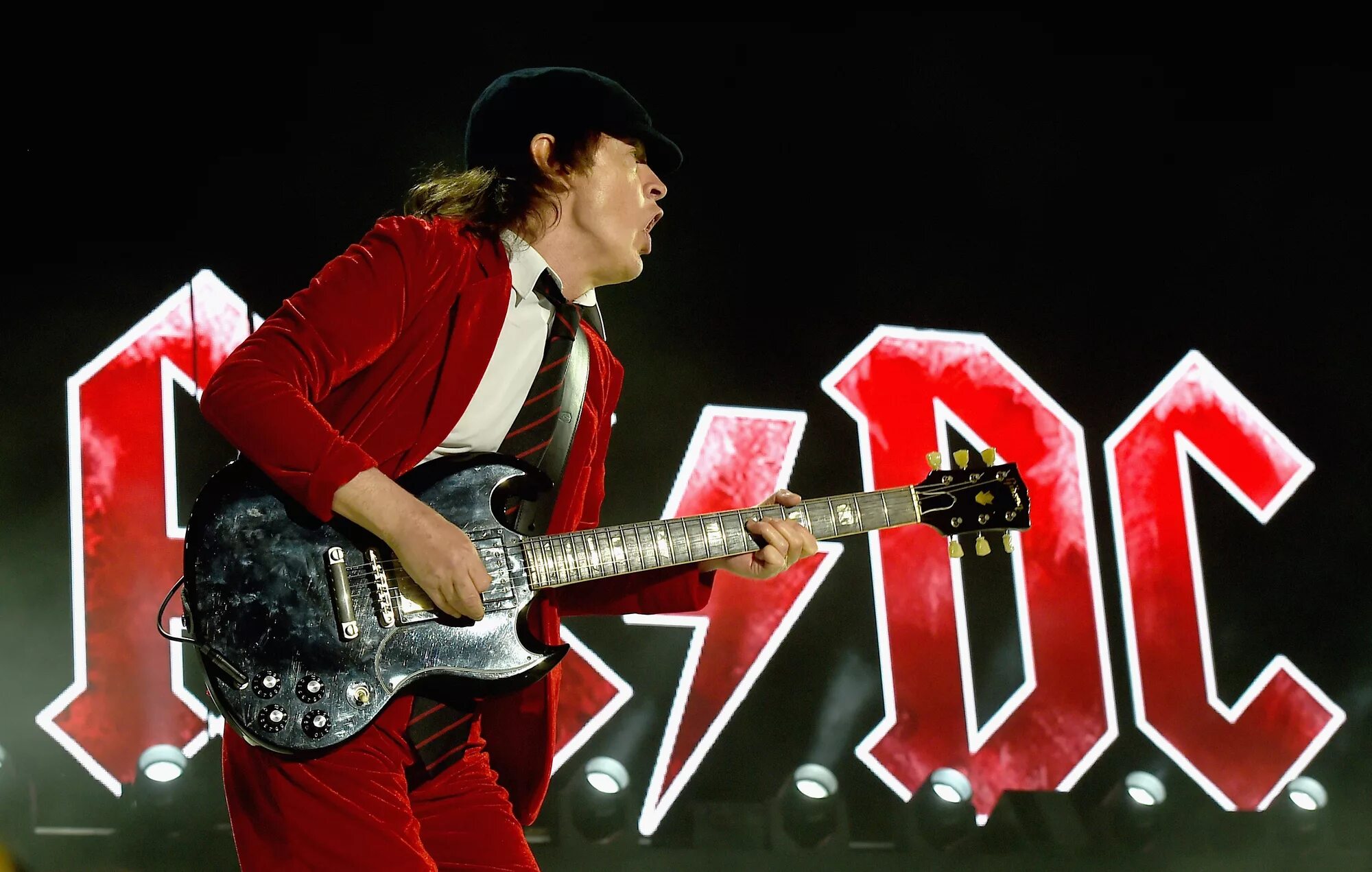 Что такое ac dc. Солист группы Аси ДИСИ. AC/DC 80s. Angus young AC/DC. AC/DC группа 2019.