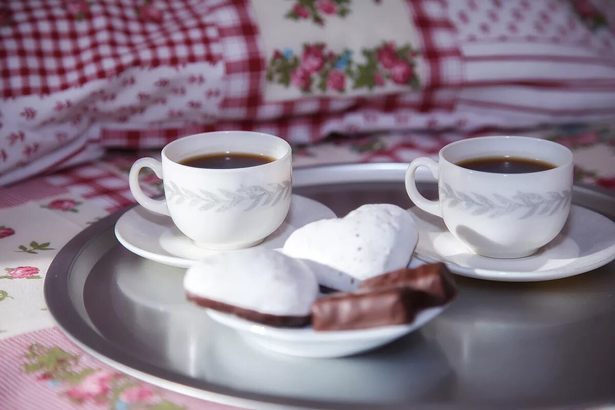 Чай романтика. Чашка кофе в постель. Доброе утро кофе в постель. Две чашки кофе. Чашечка кофе в постель.
