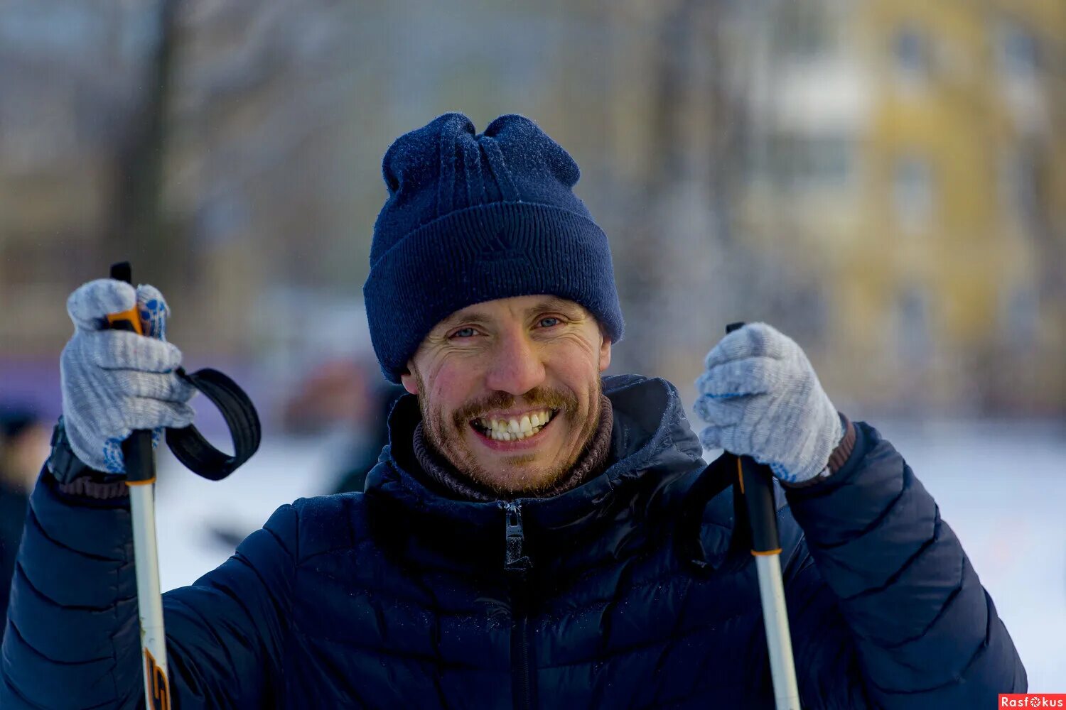 Пожарный на лыжах. Школьники на лыжах. Лыжи череповец. Лыжный стадион череповец за аксоном. Лыжный стадион за аксоном.