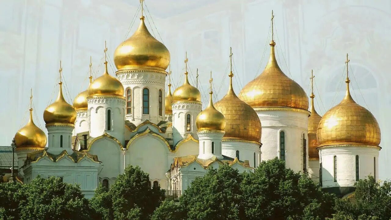 Церкви. Золотые купола. Купола России. Церковные купола. Голубой храм с золотыми куполами. Почему купола золотые