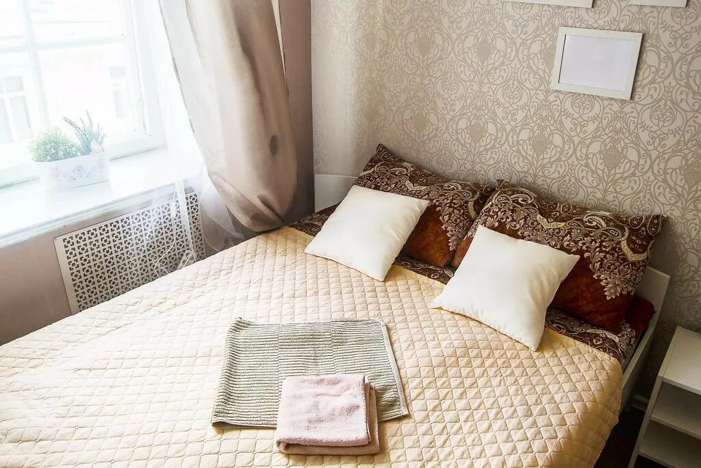 Сниму комнату недорого в москве на двоих. Мини отель Москва. Комната дешевого мотеля. Гостиница в Москве на сутки. Отель для двоих.