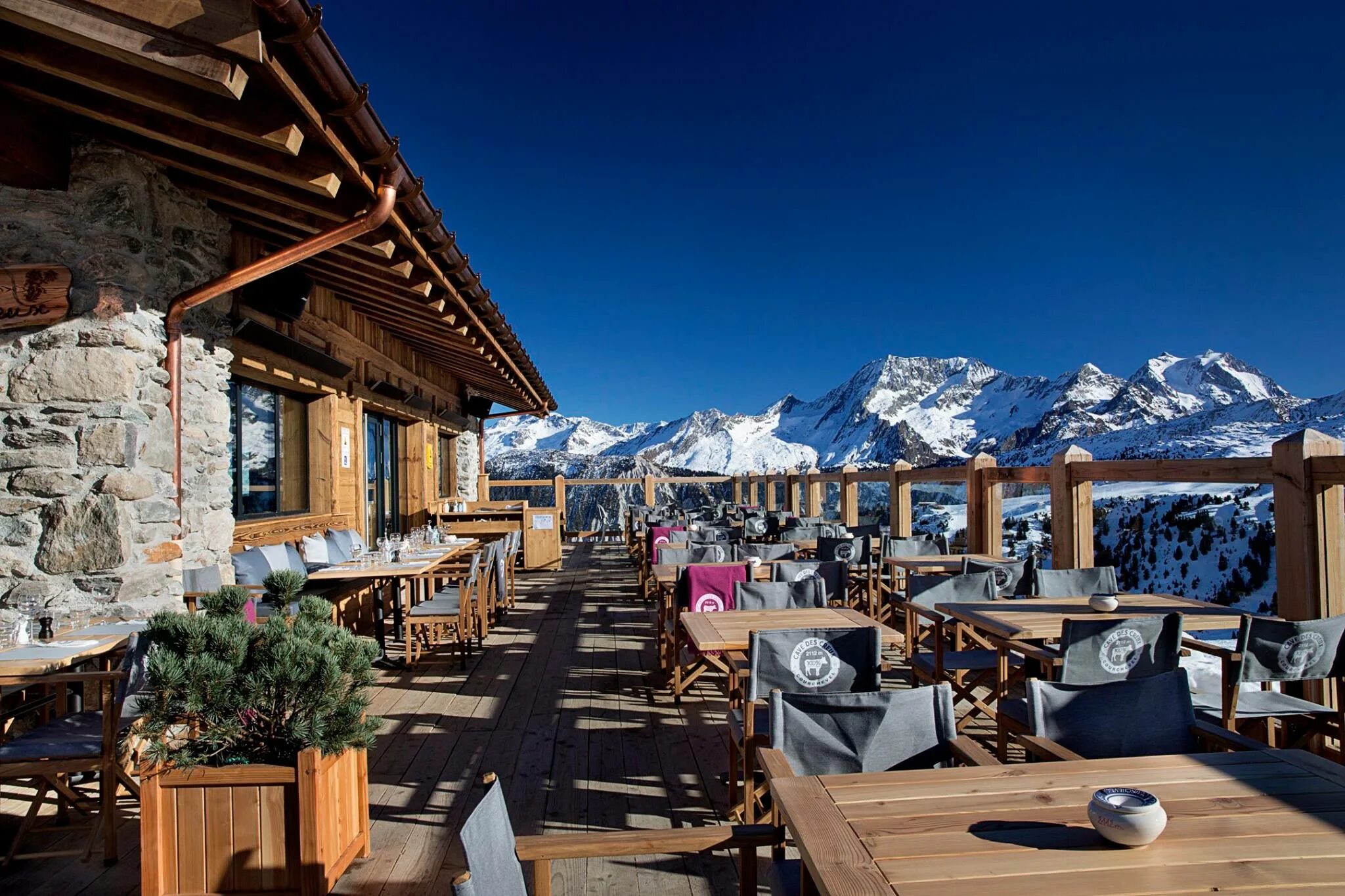 Горнолыжные кафе. Куршевель ресторан французские Альпы. Шале Zermatt Peak. Chalet Zermatt Peak Швейцария. Apres Ski Куршавель.