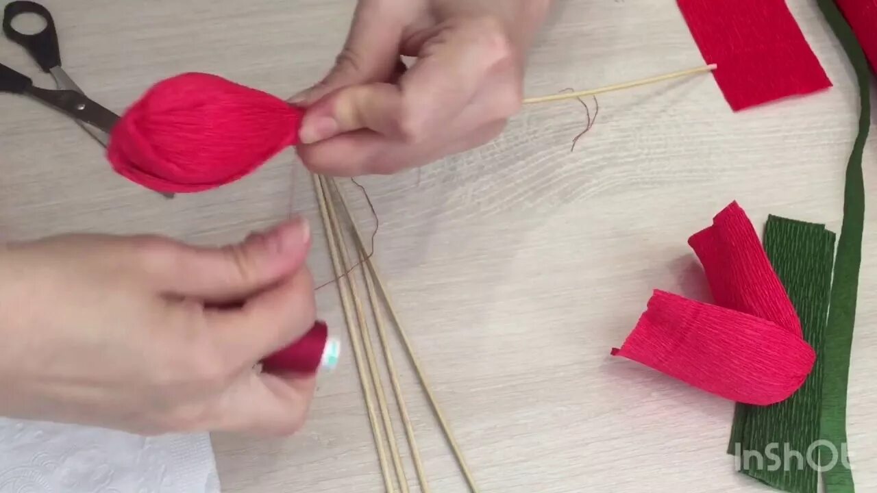 Мастер класс тюльпаны. Тюльпаны из гофрированной бумаги. тюльпаны из гофрированной бумаги своими руками. тюльпаны из гофрированной бумаги с конфетами. мастер класс тюльпаны из гофрированной бумаги.