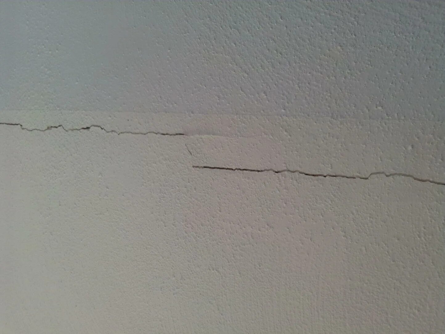 Трещины в перегородках. Усадочные трещины в штукатурном слое. Трещины на потолке. Мелкие трещины на стене.