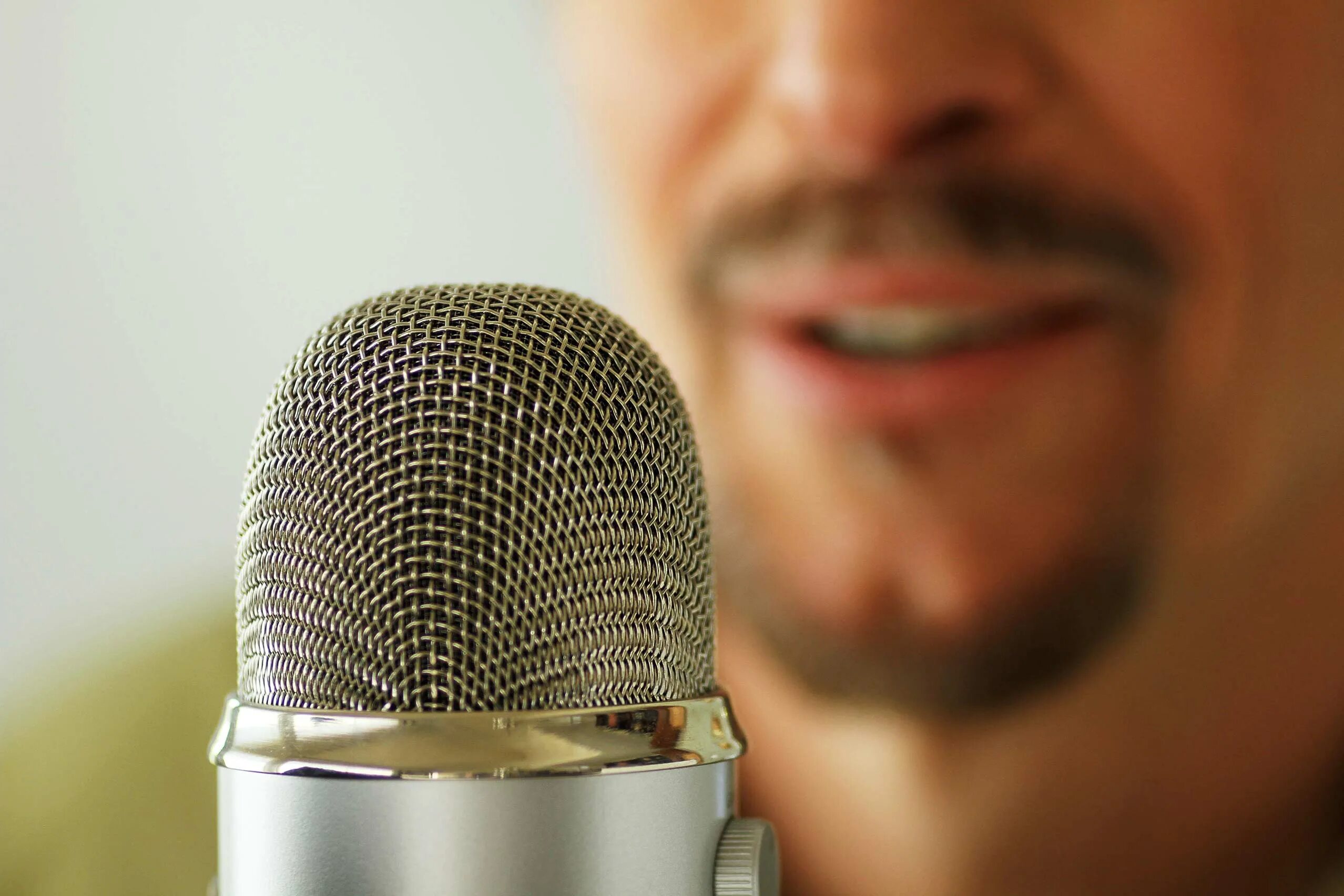 Voice человек. Озвучка роликов компьютер и микрофон. Voice over. Звук для вашего бизнеса. Voice