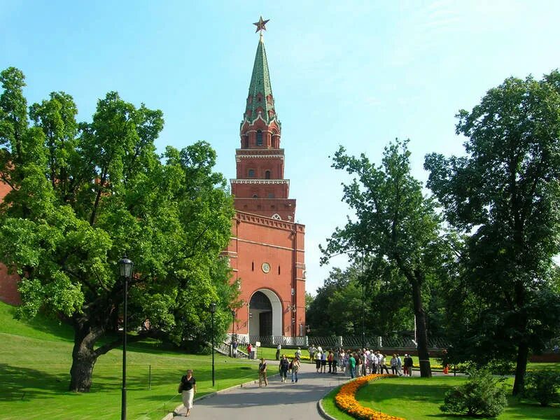 Боровицкий холм в москве. Боровицкая башня Московского Кремля. Боровицкая башня холм. Александровский сад Боровицкая башня. Боровицкая башня «Александровский сад», г.Москва.