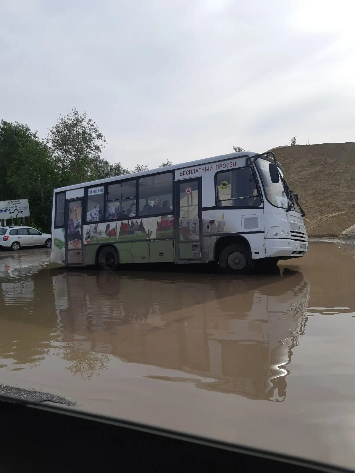 Утонул автобус барнаул. Автобус утонул. Затонувший автобус. Утопленный автобус. Автобус утонул автобус утонул.