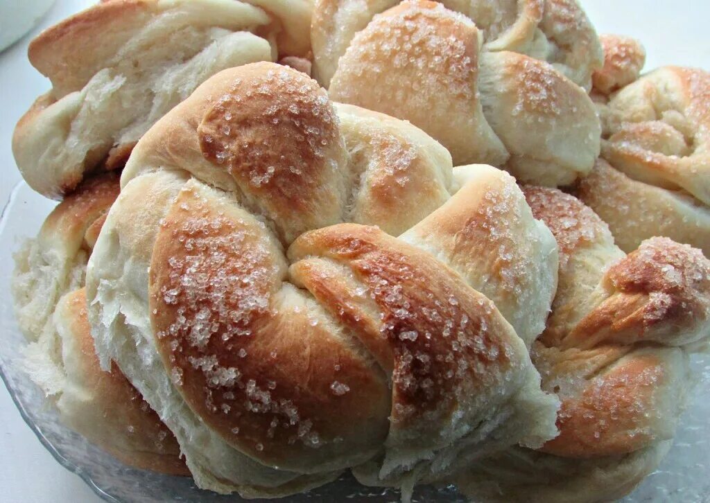 Сдобная булочка. Вкусная выпечка. Булочки из дрожжевого теста в духовке. Сдобная выпечка на закваске. Пышные булочки.