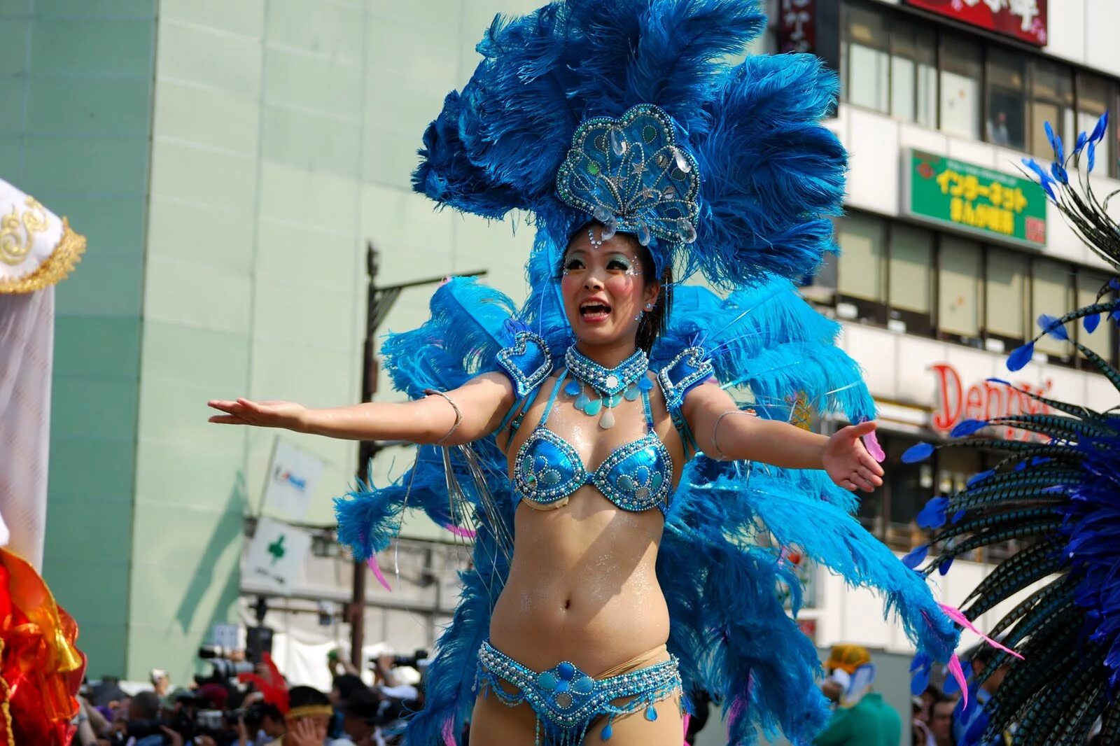 Карнавал в полный рост. Самба Асакуса. Asakusa Samba Carnival. Фестиваль Asakusa Samba Carnival. Asakusa Samba Carnival 2002.