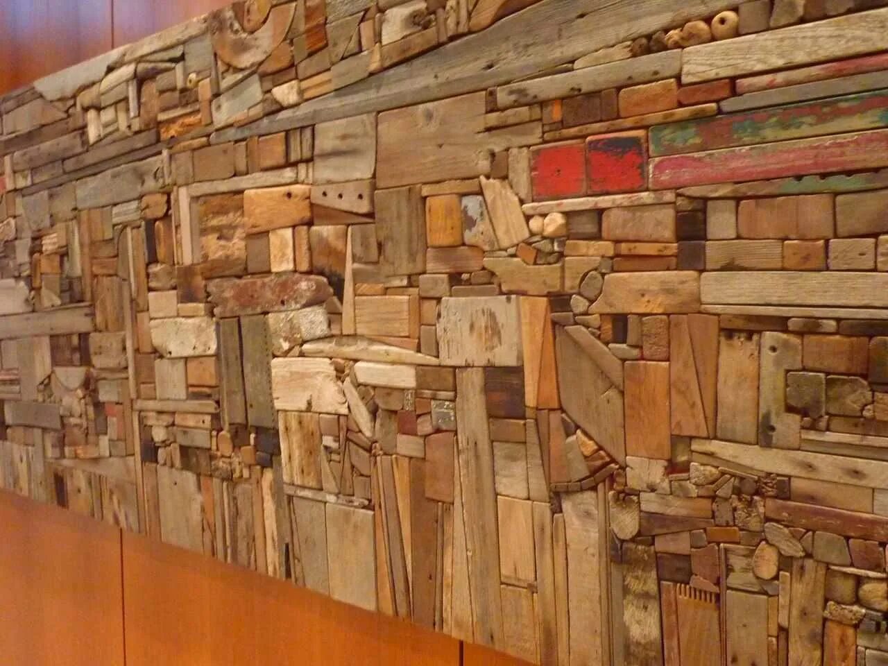 Колотая доска. Отделка стен деревянными брусками. Панно из брусков дерева. Панно из кусочков дерева. Декорирование стен деревом.