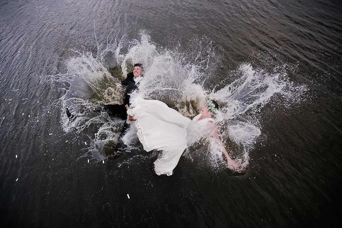 Свадебная фотосессия в воде. Невеста в воде. Жених и невеста в воде. Свадьба у воды. Упадет там вода