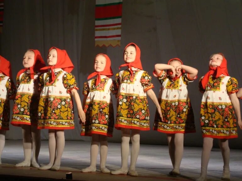 Матрешка. Слова русские матрешечки. Русские матрёшечки текст. Мини музей матрешки в детском саду старшая группа. В лавке на прилавке матрешечки стоят текст.