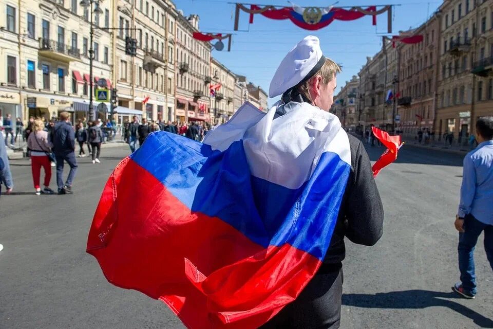 12 июня санкт петербурга. Надругательство над государственным флагом.. День России Санкт-Петербург. Санкт-Петербург флаг России. Надругательство над российским флагом.