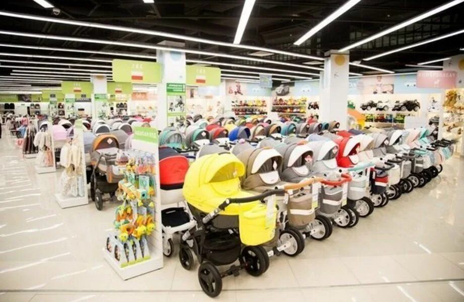Детский магазин г. Магазин детских колясок. Детские коляски в магазине. Детский магазин колясок. Детская коляска в магазине.