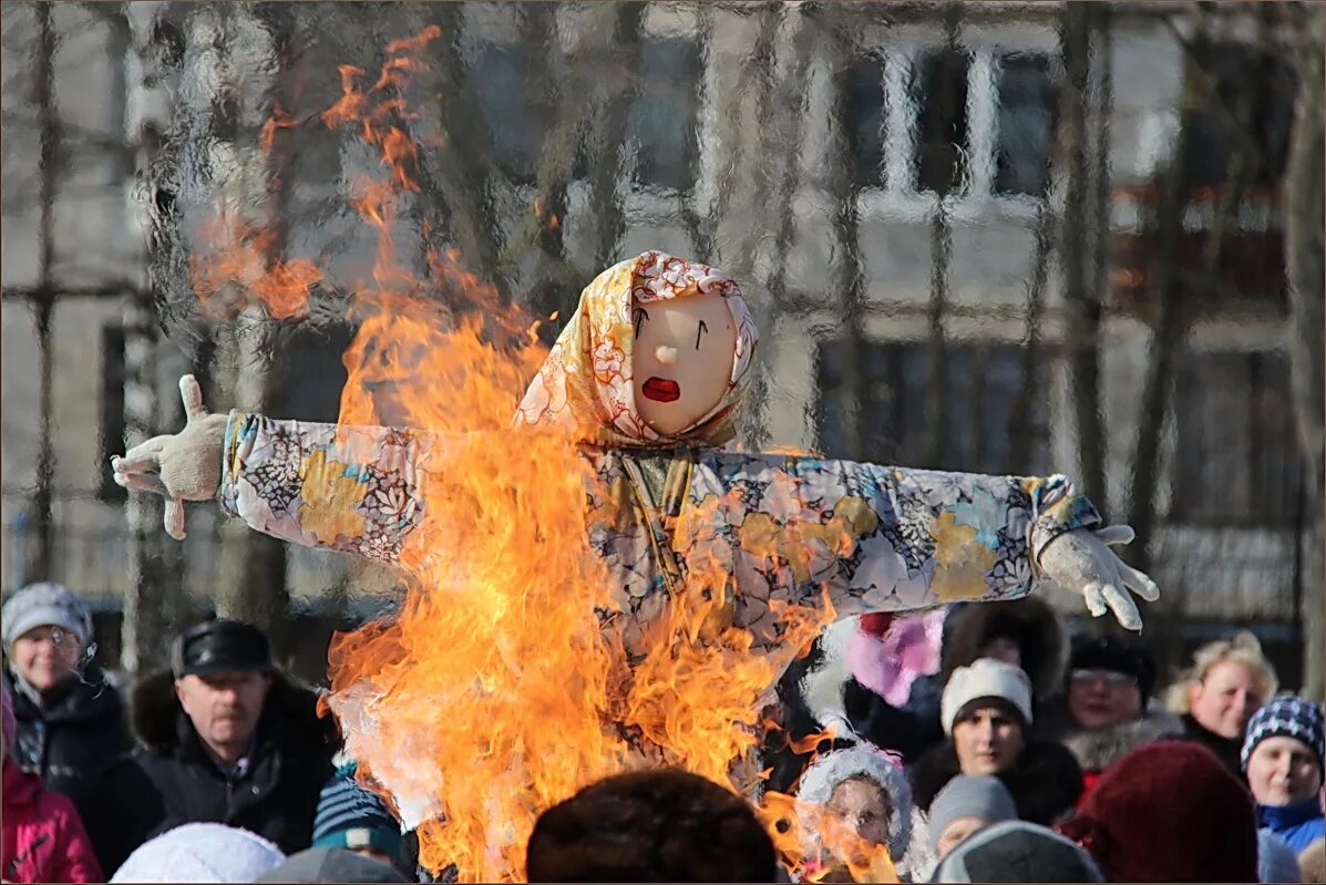 Когда нужно сжигать масленицу. Праздник Масленица сожжение чучела. Чучело на Масленицу. Сжигание Масленицы. Чучело зимы на Масленицу.