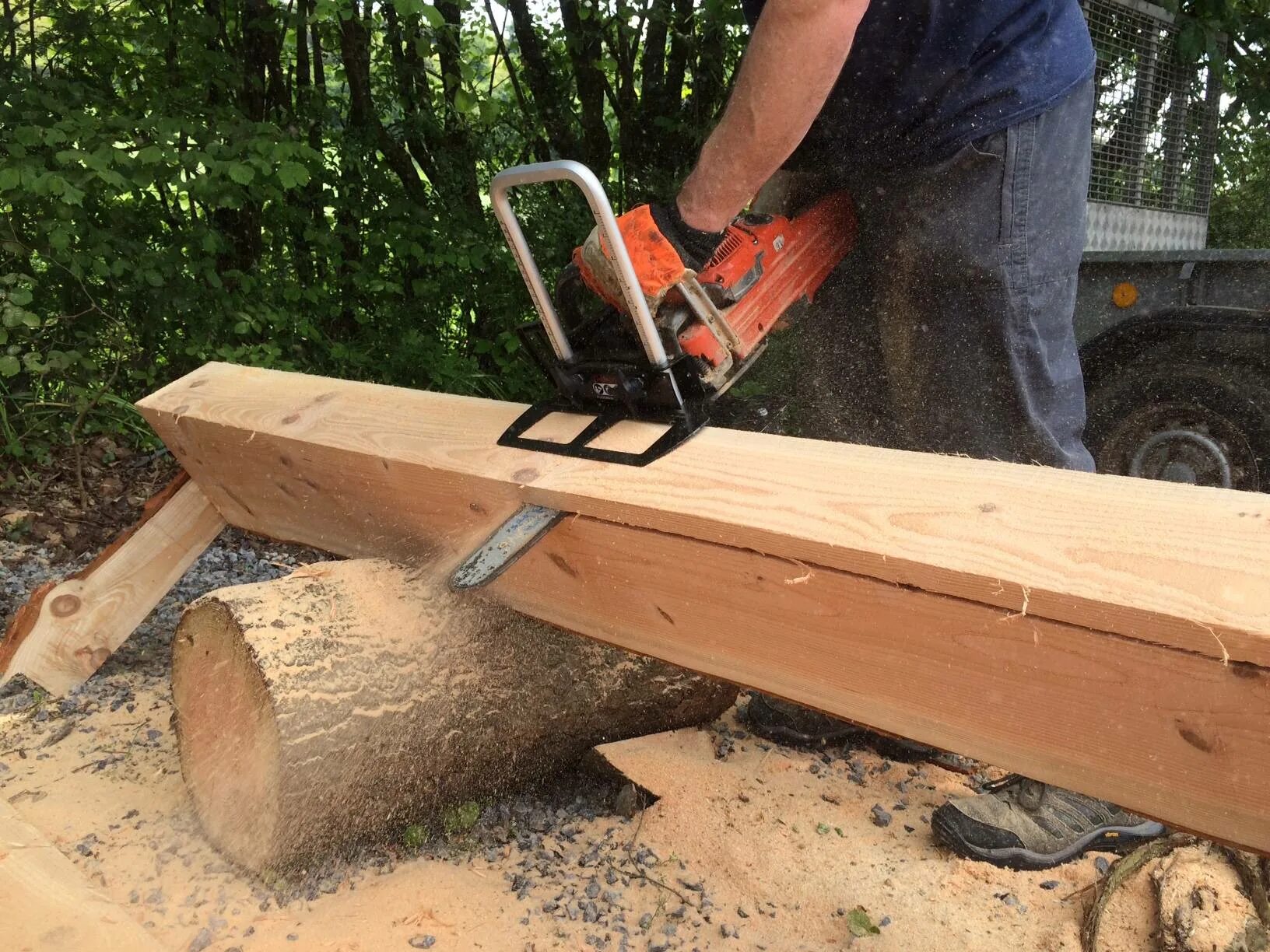 На пиливать. Приспособление для продольной распиловки бруса 150х150. Logosol Timberjig. Распиловка бревна на брус 100х150. Приспособление для распиловки бревен Stihl.