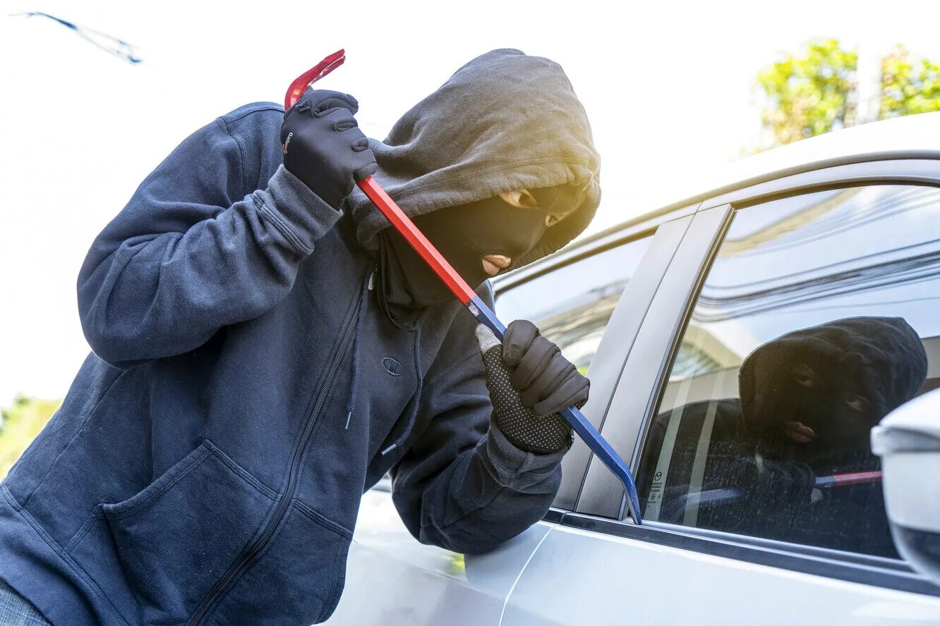 Подать авто в угон. Угон автомобиля. Угонщики автомобилей. Угоны дорогих авто. Угнали дорогой автомобиль.