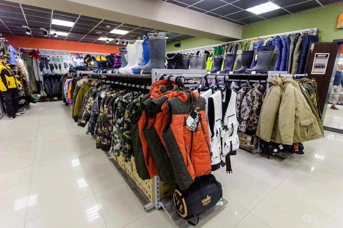 магазин милитари камуфляж в москве. экипировочный центр камуфляж, киров. интерьер магазина одежды для охоты и рыбалки. магазин охота москва одежда. пилигрим военторг в москве.