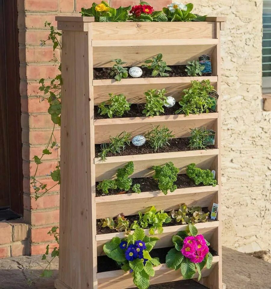 Вертикальные клумбы для цветов. Вертикальная клумба. Вертикальные клумбы. Цветник многоярусный каскад. Вертикальная клумба для петунии.