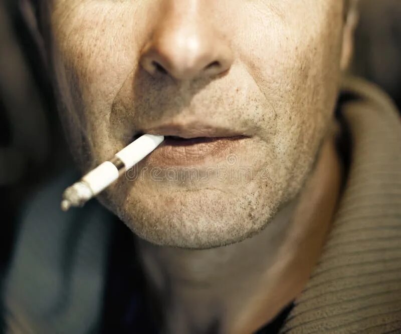 Запах сигарет во рту. Человек с сигаретой вотрту. Сигара в зубах. Мужчина с сигаретой во рту.