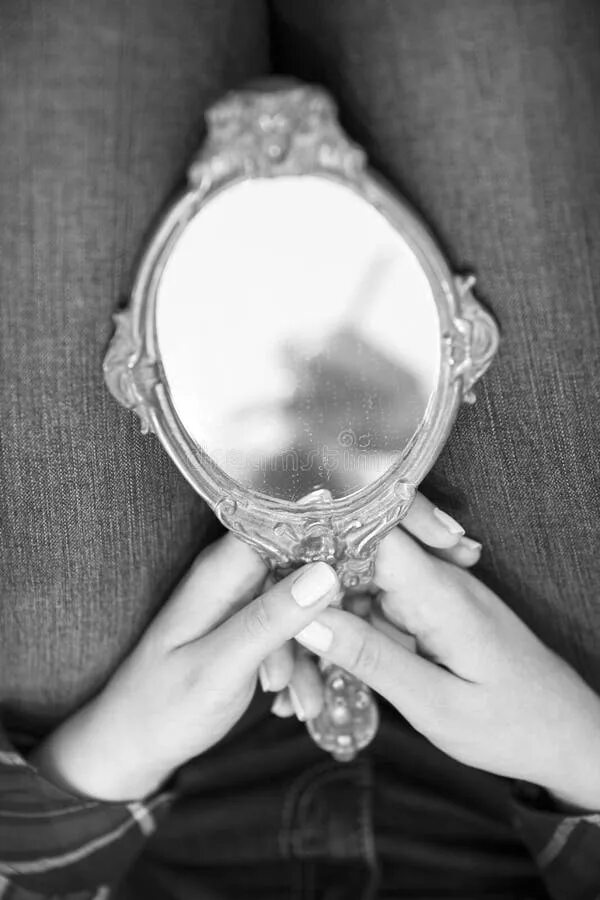 Сколько держать закрытыми зеркала. Зеркальце в руке. Девушка держит зеркальце. Девушка с зеркальцем в руках. Рука держит зеркало.