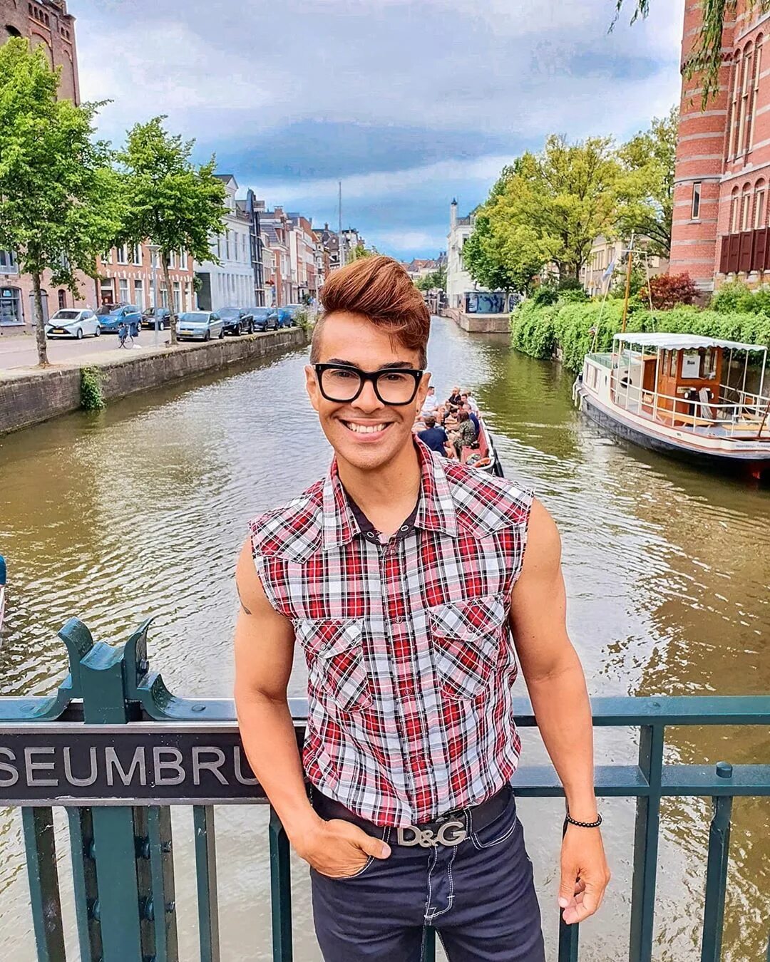 Фотограф чуандо тан. Парни выглядящие младше. Парни выглядящие младше. Молодо выглядящие мужчины. Энди уилкинсон британец.