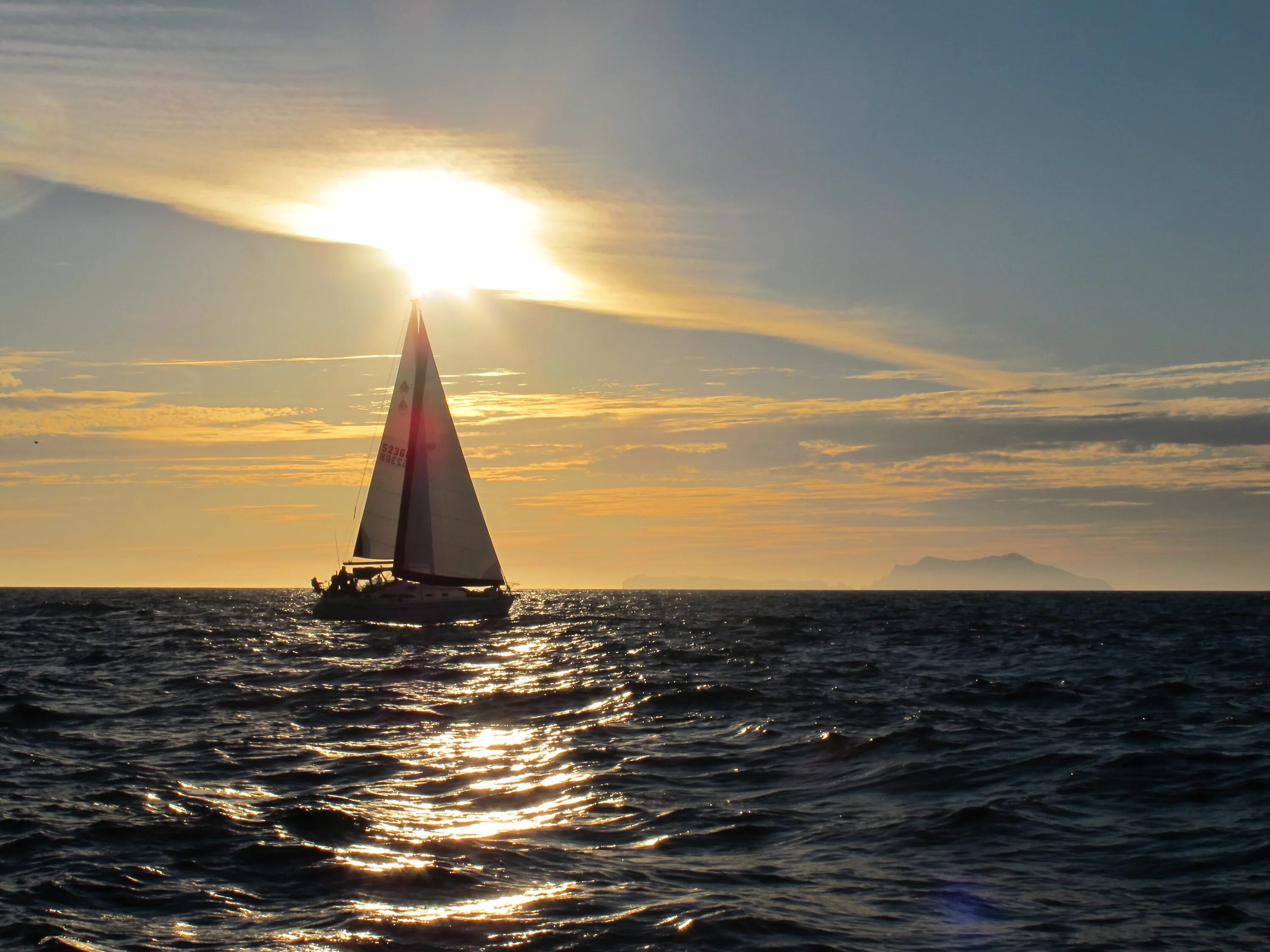 Яхта в море. Парус на лодке. Море Парус. Яхта море солнце.