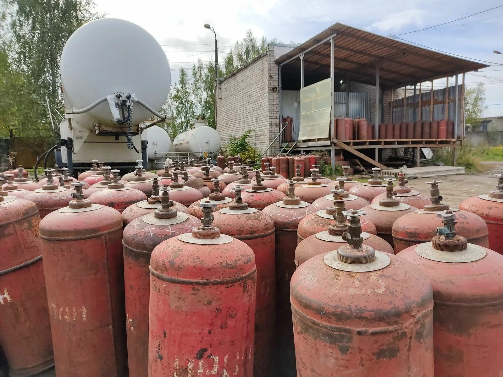 Баллон газовый 50л нзга. Сжиженный газ. Сжиженный газ в баллонах. Кострома газовые баллоны. Баллон газовый novogas 27.